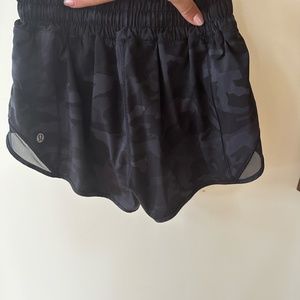 LuluLemon Hotty Hot 2" Lined Shorts in Black Camo (size 4)